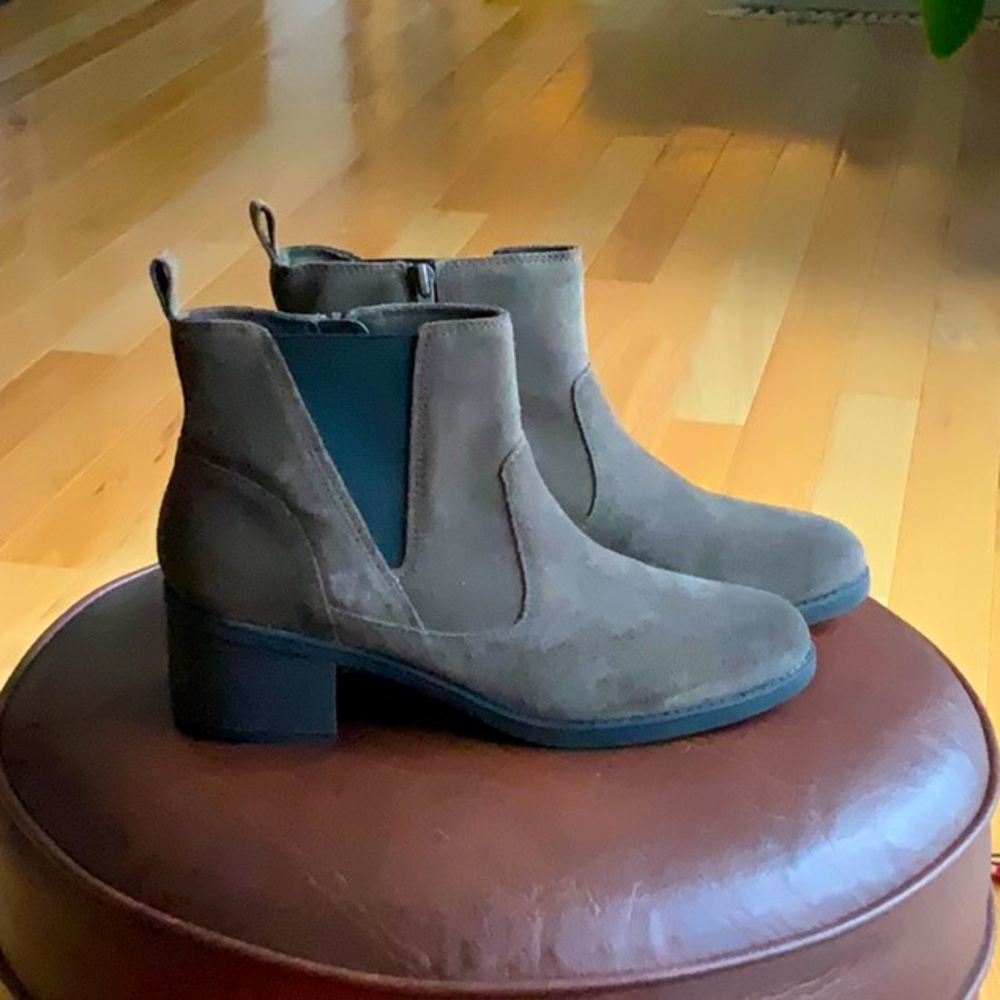 Great style and perfect condition! Clarks the most comfortable boots anywhere!